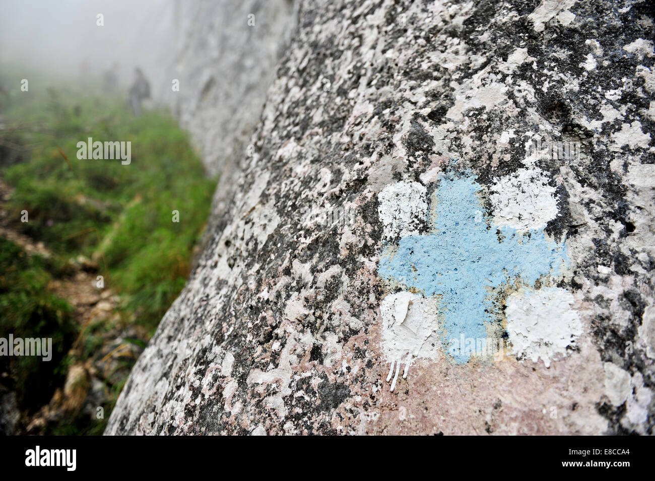 Blaues Kreuz-Symbol markieren einen touristischen Wanderweg auf dem Berg Stockfoto