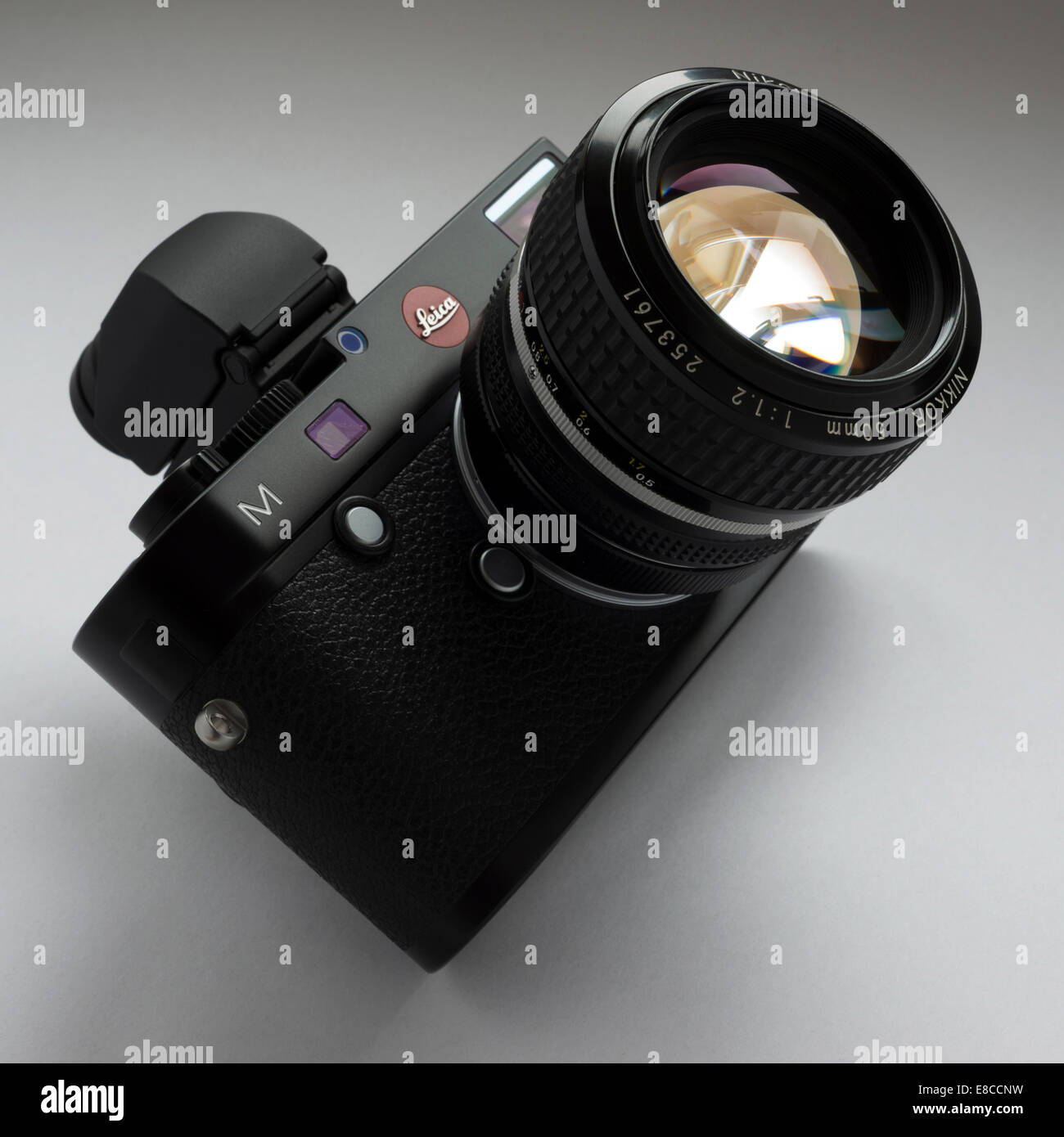 Leica-M-240 digitale Messsucher mit einem klassischen Nikon 50mm F1. 2 Objektiv. Stockfoto