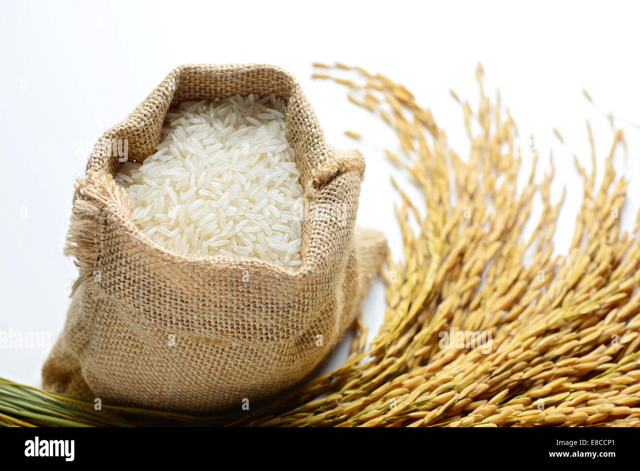 weißer Reis im Leinensack mit Reiskorn Stockfoto