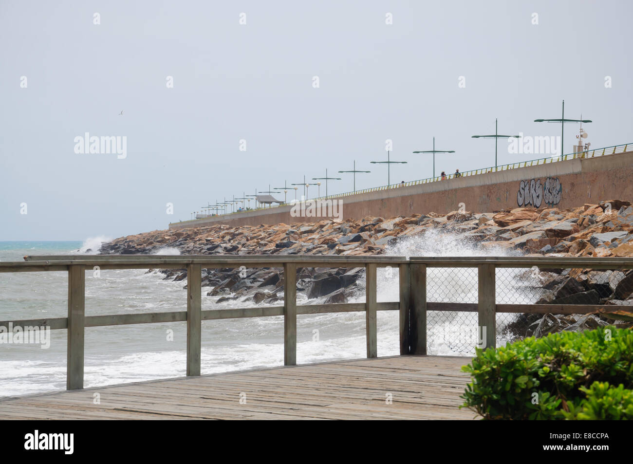 Wellen auf Torrevieja Pier an einem windigen Tag mit Scirocco Winde bringen roten Sand aus der Sahara. Torrevieja, Costa Blanca, Stockfoto