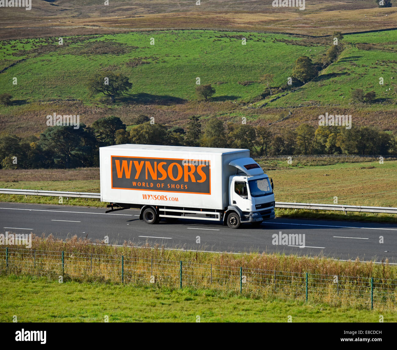 Wynsors Welt der Schuhe Lieferwagen. Autobahn M6 Richtung Norden. Shap,  Cumbria, England, Vereinigtes Königreich, Europa Stockfotografie - Alamy