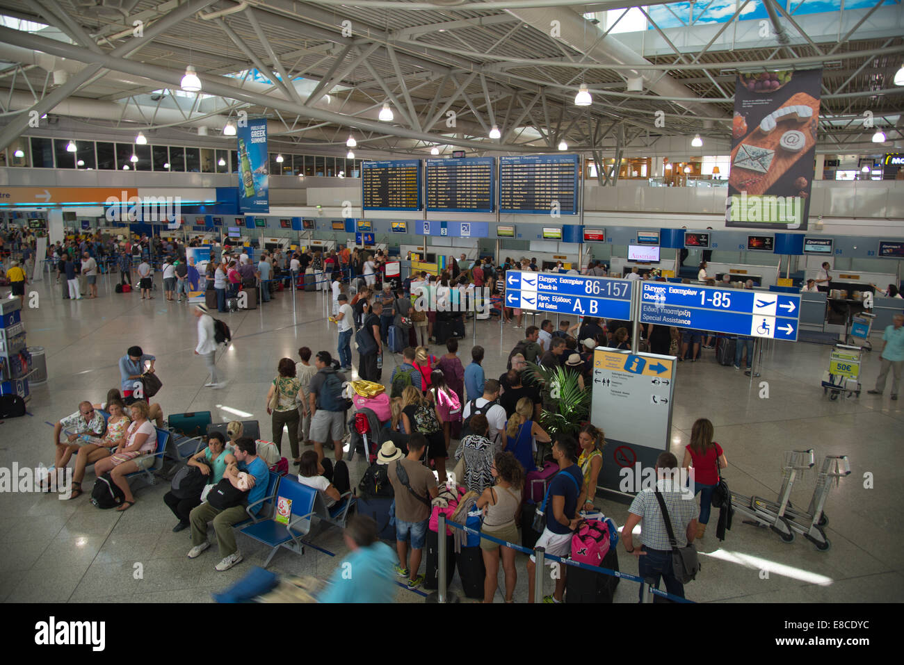 Passagiere am Flughafen in Athen in Griechenland Stockfoto