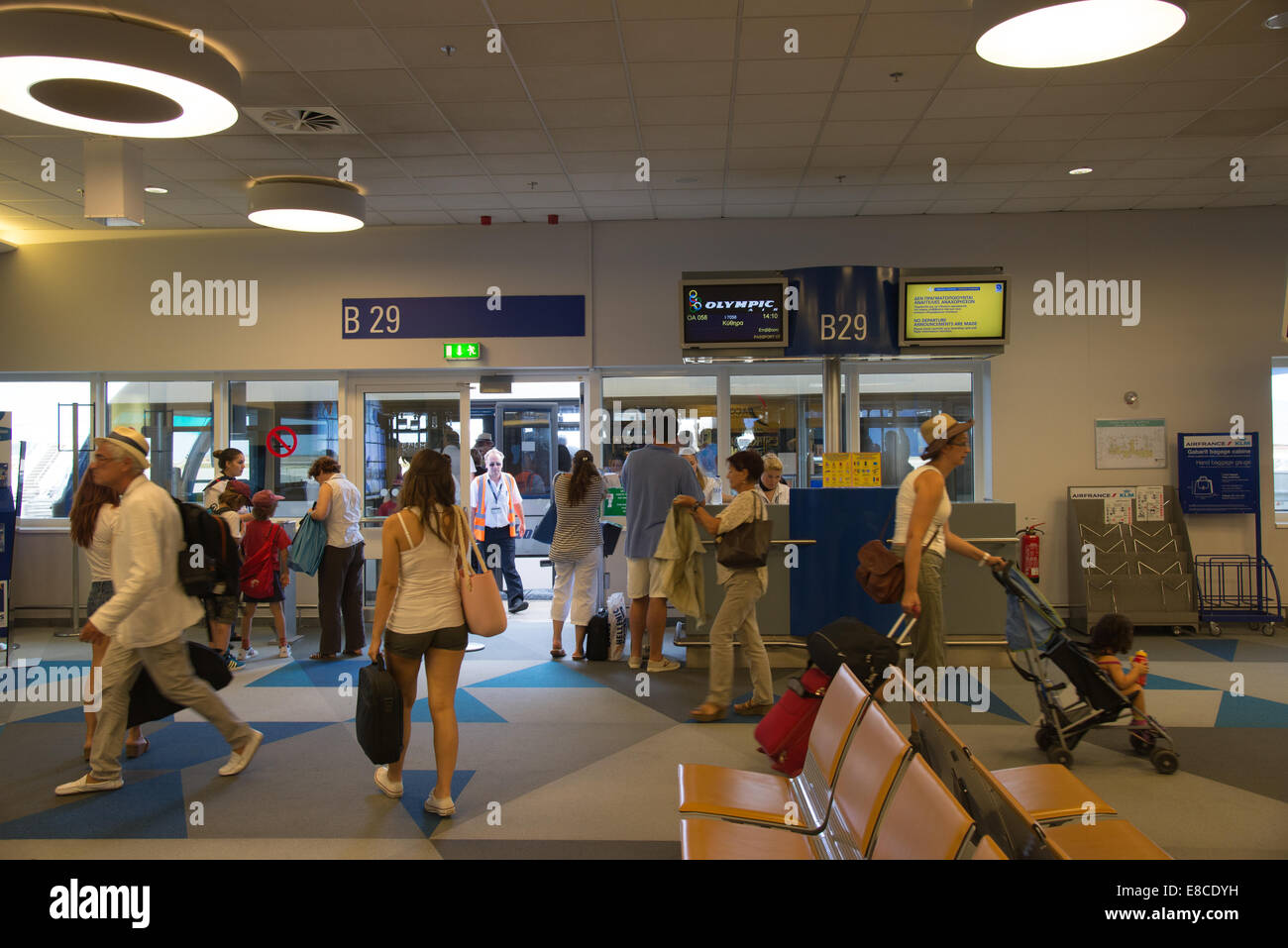 Passagiere am Flughafen in Athen in Griechenland Stockfoto