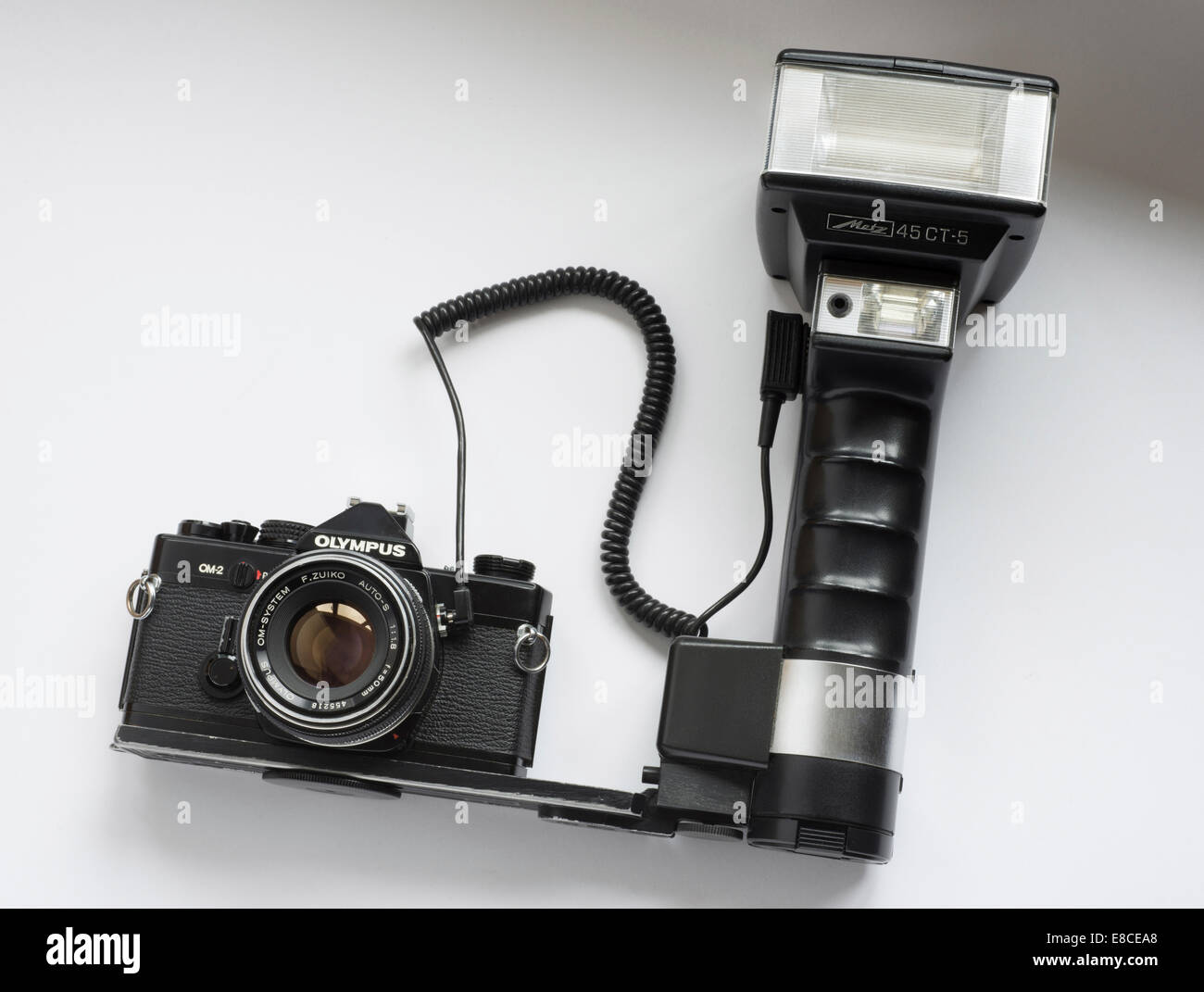 Olympus OM2 klassische Filmkamera mit Metz Hammerhai Blitzgerät. Stockfoto