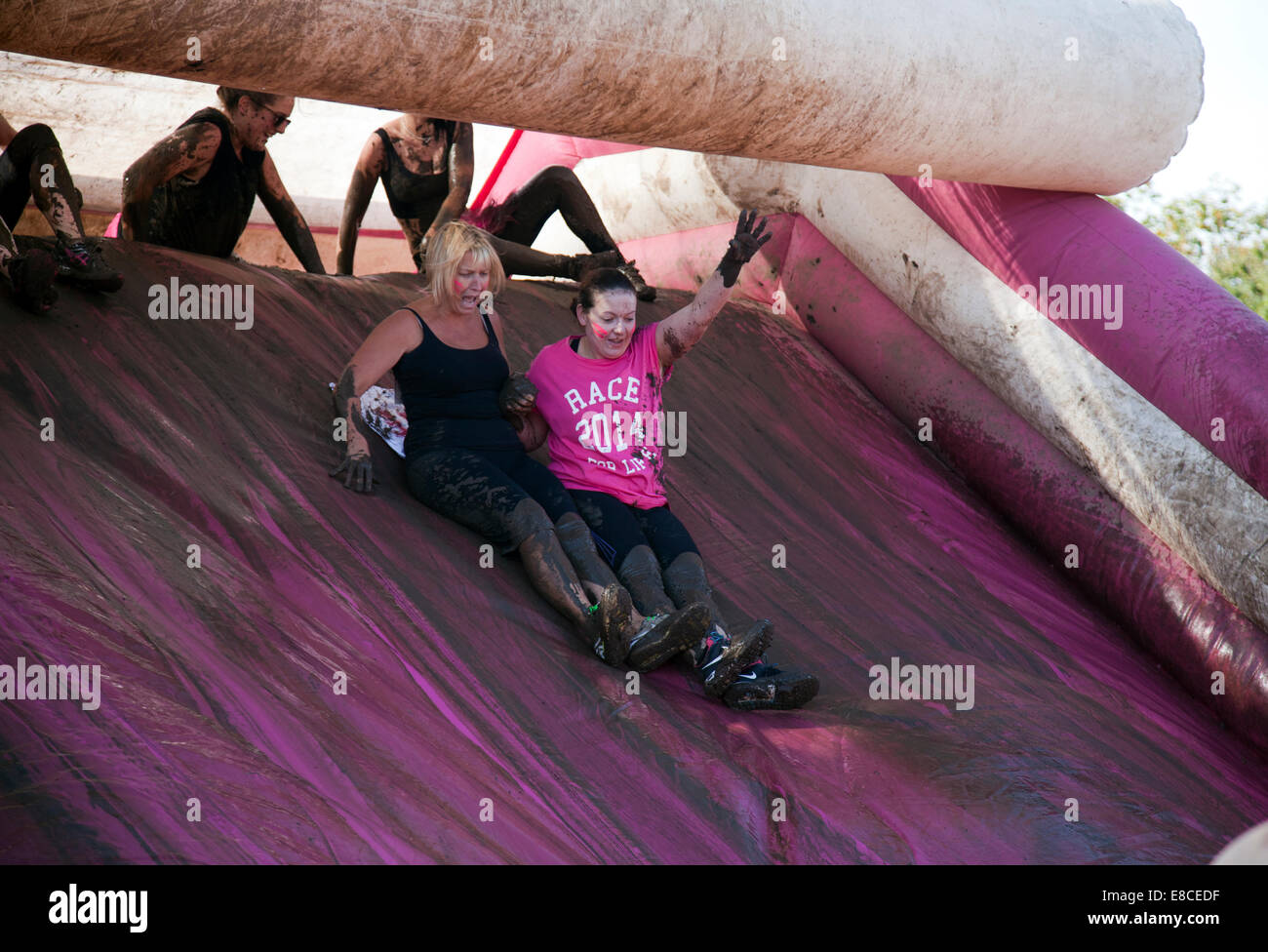 London, UK. 5. Oktober 2014. Krebs-Race for Life Run - Teilnehmer nach unten Schlamm schieben Sie in der Nähe von Finish auf Clapham Common, London UK Credit: M.Sobreira/Alamy Live News Stockfoto
