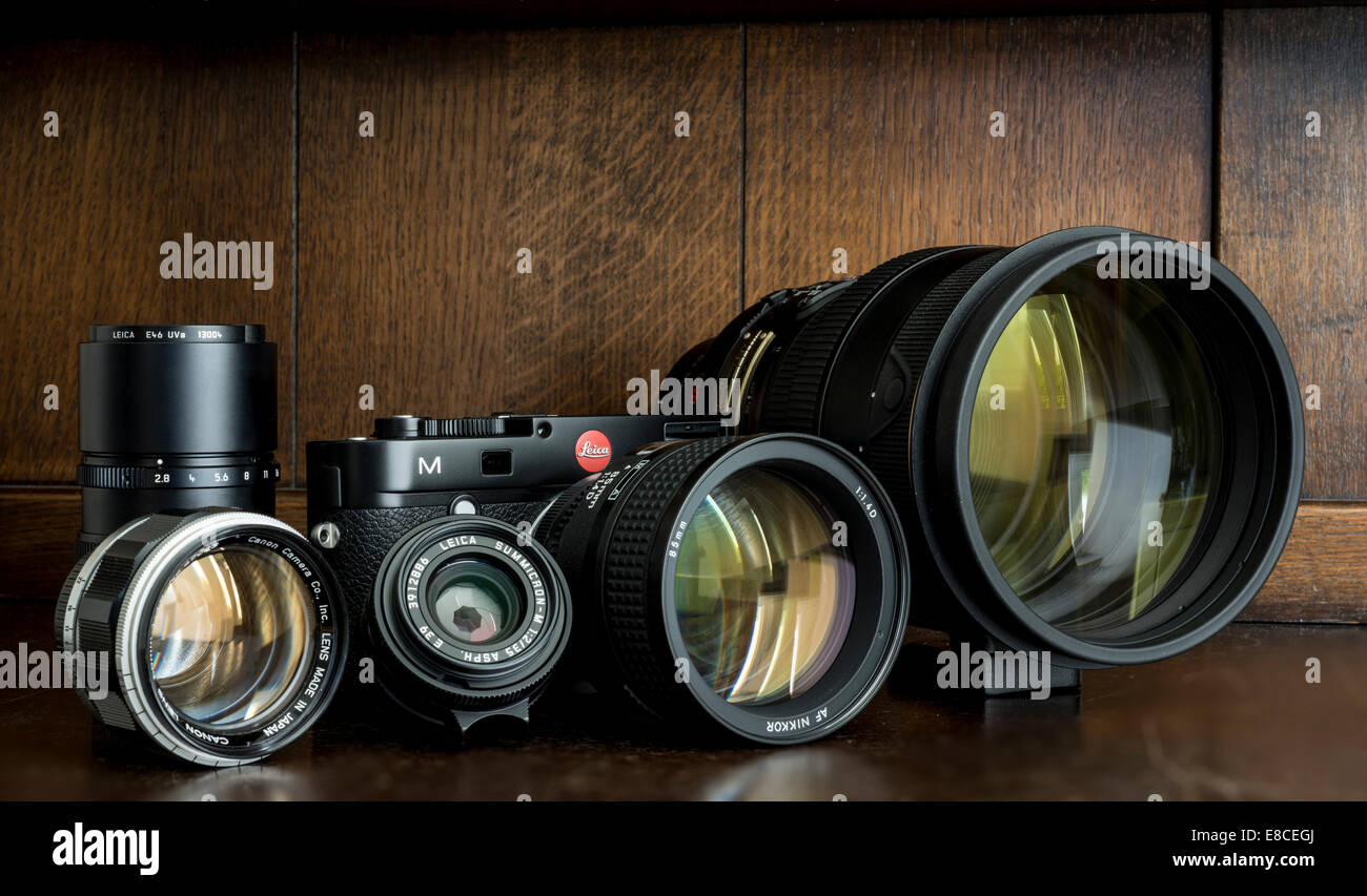 Leica-M-240 digitale Messsucher mit einer Auswahl an Objektiven. Stockfoto