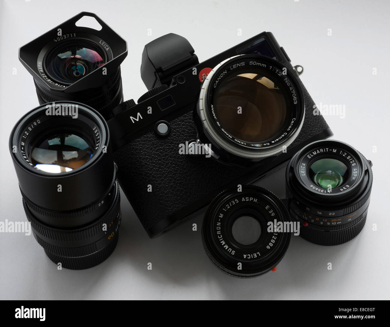 Leica-M-240 digitale Messsucher mit einer Auswahl an Objektiven. Stockfoto