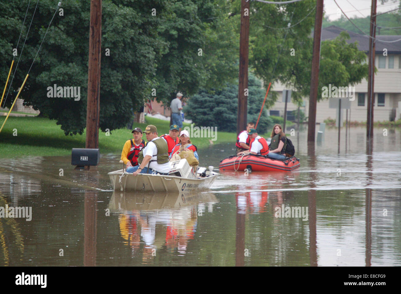 Dieses Foto zeigt die Rettungsbemühungen der Flutopfer in Coralville, Iowa. Das Bild zeigt die unermüdliche Arbeit der Ersthelfer, die den Betroffenen bei den verheerenden Überschwemmungen helfen. Stockfoto