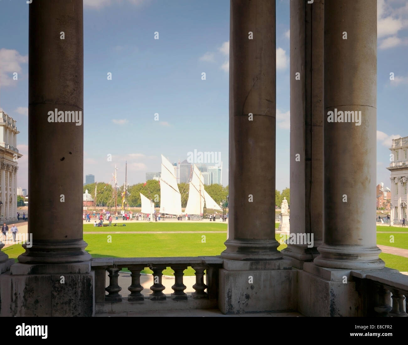 Stein-Säulen umrahmen ein Großsegler in Greenwich, London. Stockfoto