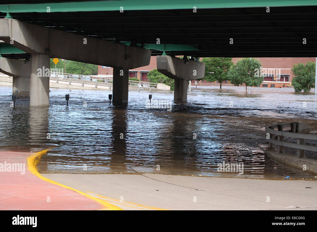 Dieses Bild zeigt die verheerenden Überschwemmungen in Cedar Rapids, Iowa, und zeigt das Ausmaß der Wasserschäden und die Bemühungen der Bewohner und Beamten als Reaktion auf die Katastrophe. Stockfoto