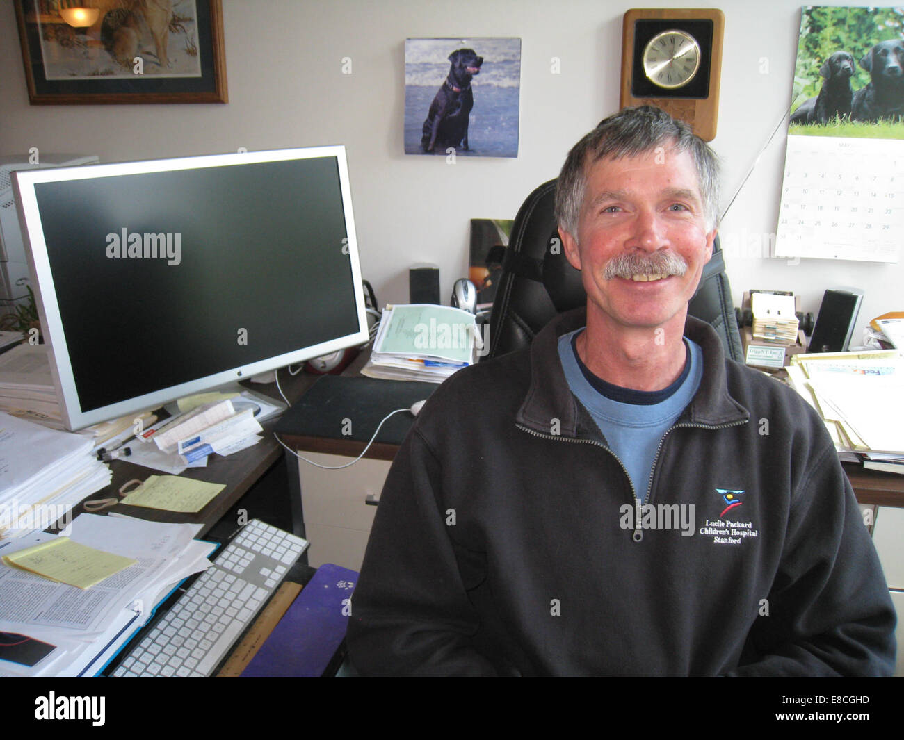 Bob Rosenbauer ist ein US-amerikanischer zeitgenössischer Künstler, der für seine abstrakten und geometrischen Kunstwerke bekannt ist. Seine Werke zeichnen sich oft durch kräftige Farben, scharfe Linien und einen Fokus auf die Harmonie von Formen aus und erforschen Themen der Moderne und Abstraktion in der bildenden Kunst. Stockfoto