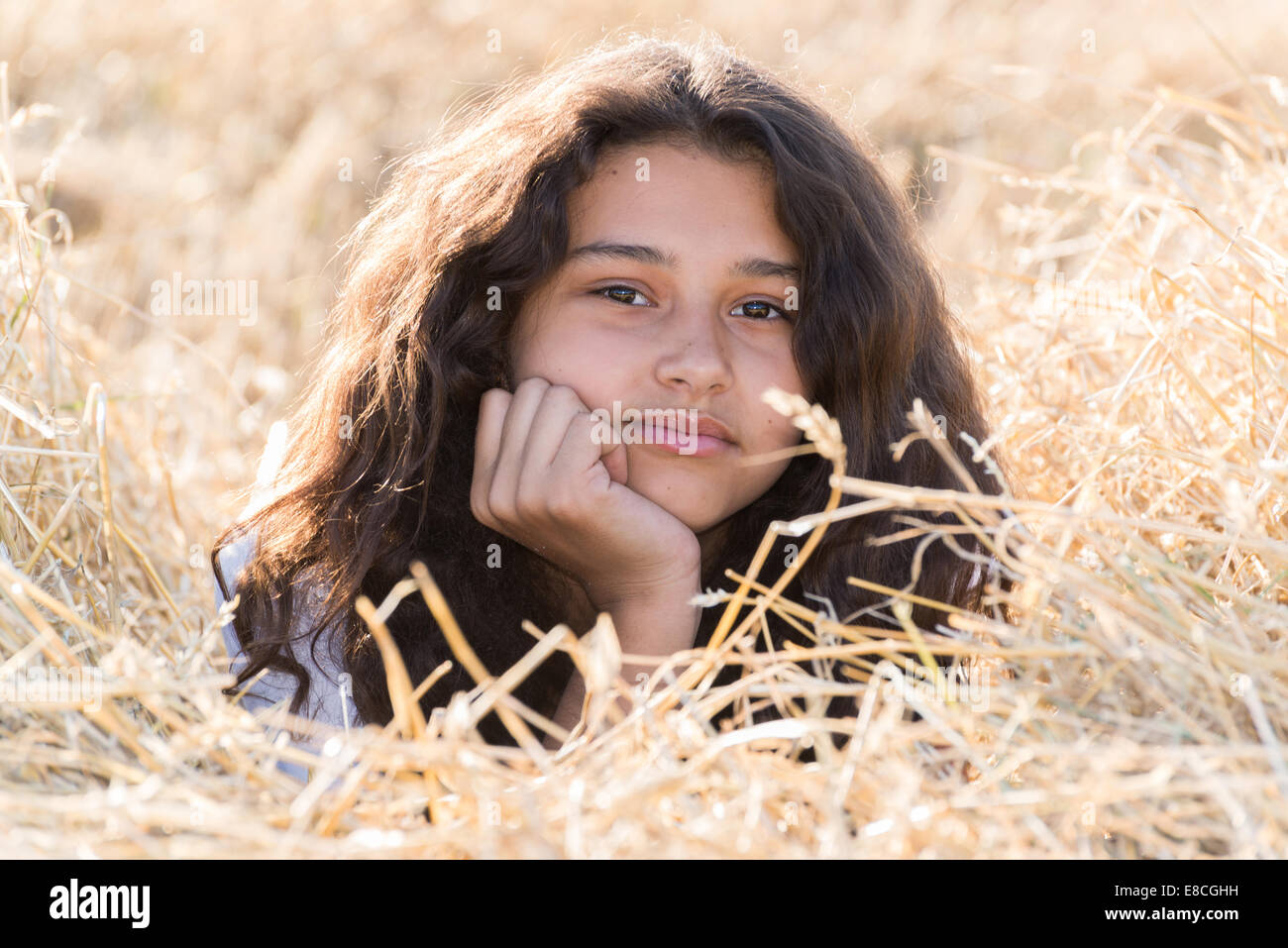 Teen Mädchen mit dunklen Locken auf die Natur Stockfoto