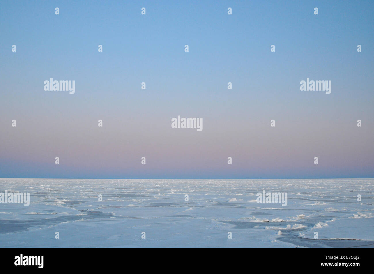 Färbt den Himmel über dem arktischen Ozean Sept. 1, 2009. Stockfoto