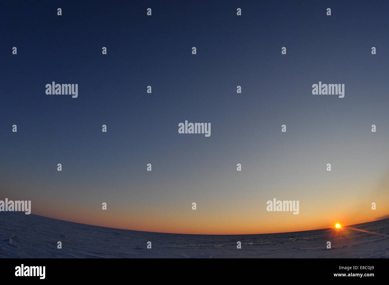 Kurven taucht die Sonne unter dem Horizont 1. September 2009. Stockfoto