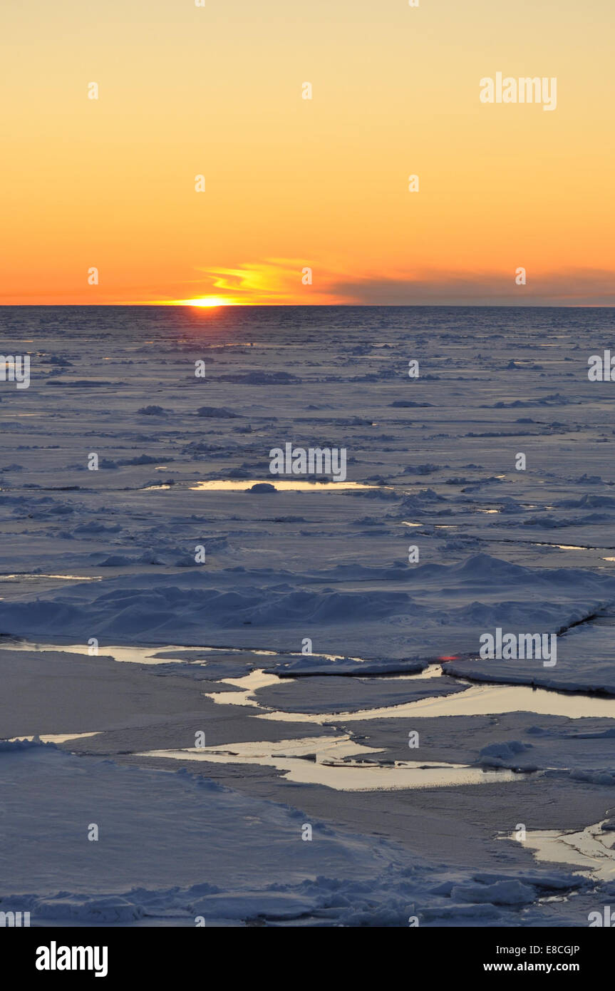 Feuer und Eis taucht die Sonne unter dem Horizont 1. September 2009. Stockfoto