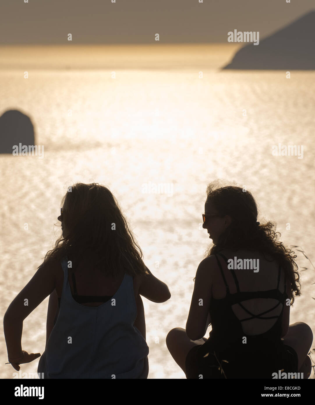 Silhouetten von zwei Teenagern und Refelection am Meer in Griechenland Stockfoto