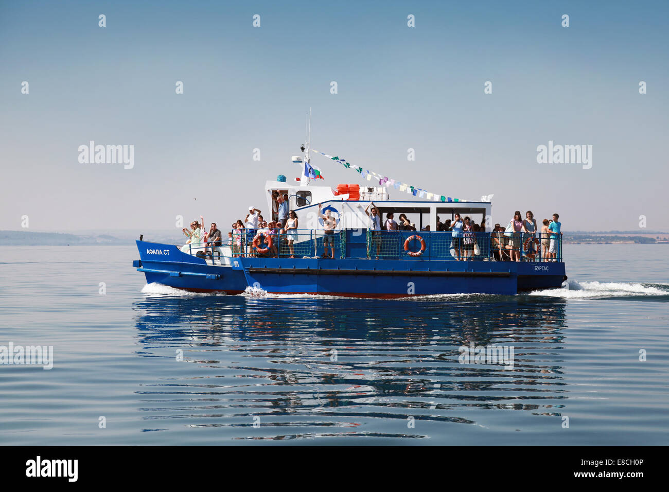 BURGAS, Bulgarien - 22. Juli 2014: Blaue Vergnügensboot voll mit Touristen geht am Schwarzen Meer in der Bucht von Burgas, Bulgarien Stockfoto