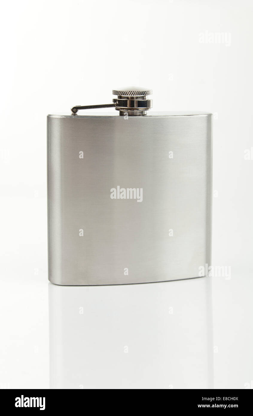 Metall-Flasche Schnaps isoliert auf weiss Stockfoto