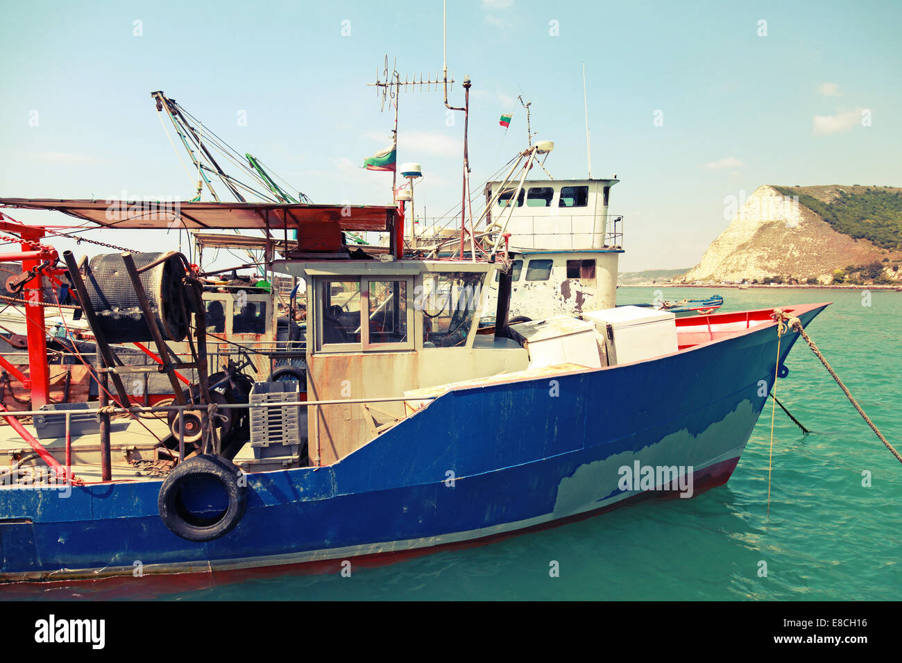 Industrielle kleine Fischerboote sind im Hafen festgemacht. Vintage getönten Foto Stockfoto