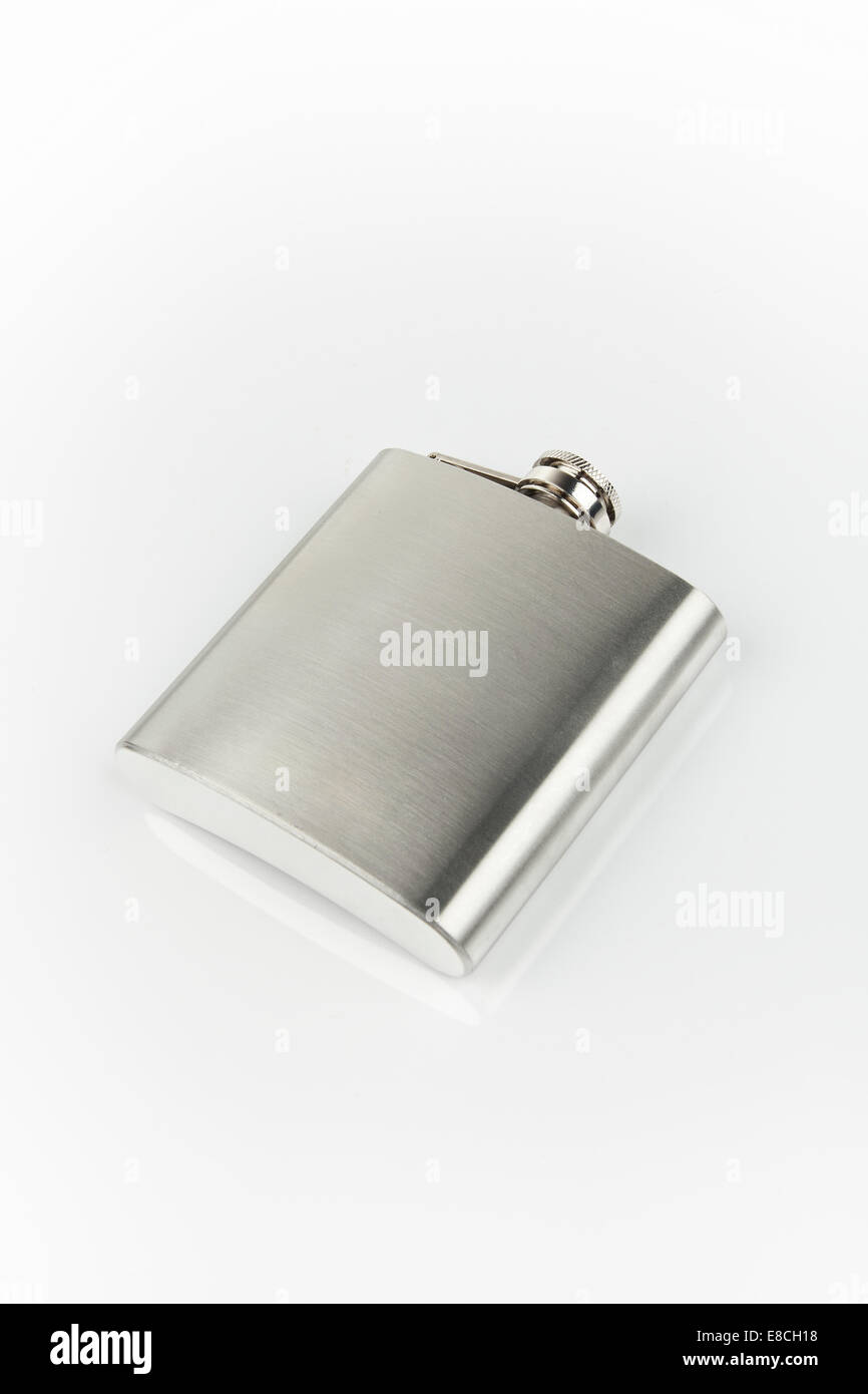 Metall-Flasche Schnaps isoliert auf weiss Stockfoto