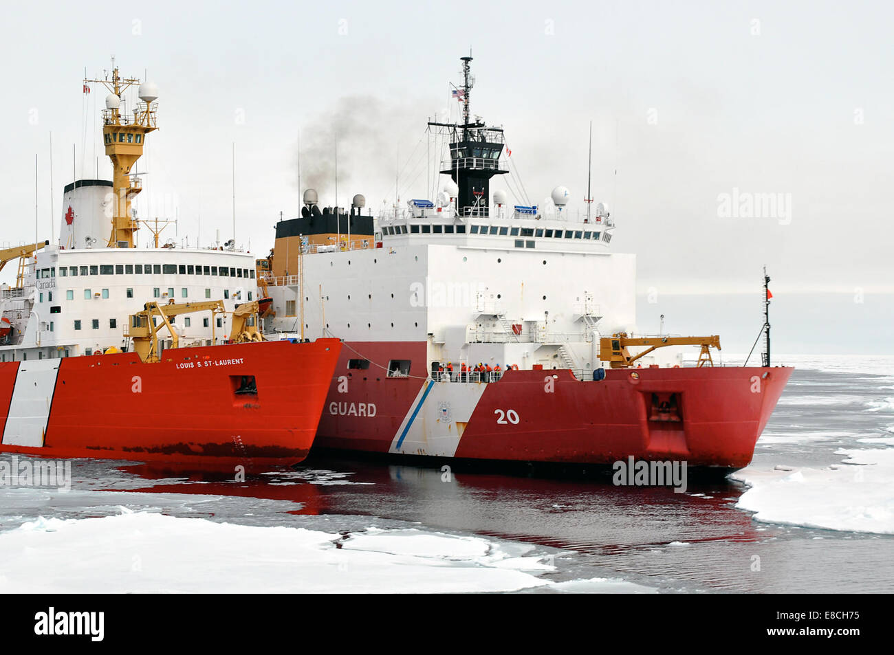 Ice Breakers arktischen Ozean – bindet der Canadian Coast Guard Schiff Louis S. St-Laurent, der Coast Guard Cutter Healy im arktischen Ozean 5. September 2009. Die beiden Schiffe nehmen Teil an einer mehrjährigen, Multi-Agentur arktischen Umfrage, die hilft die Ar definieren Stockfoto