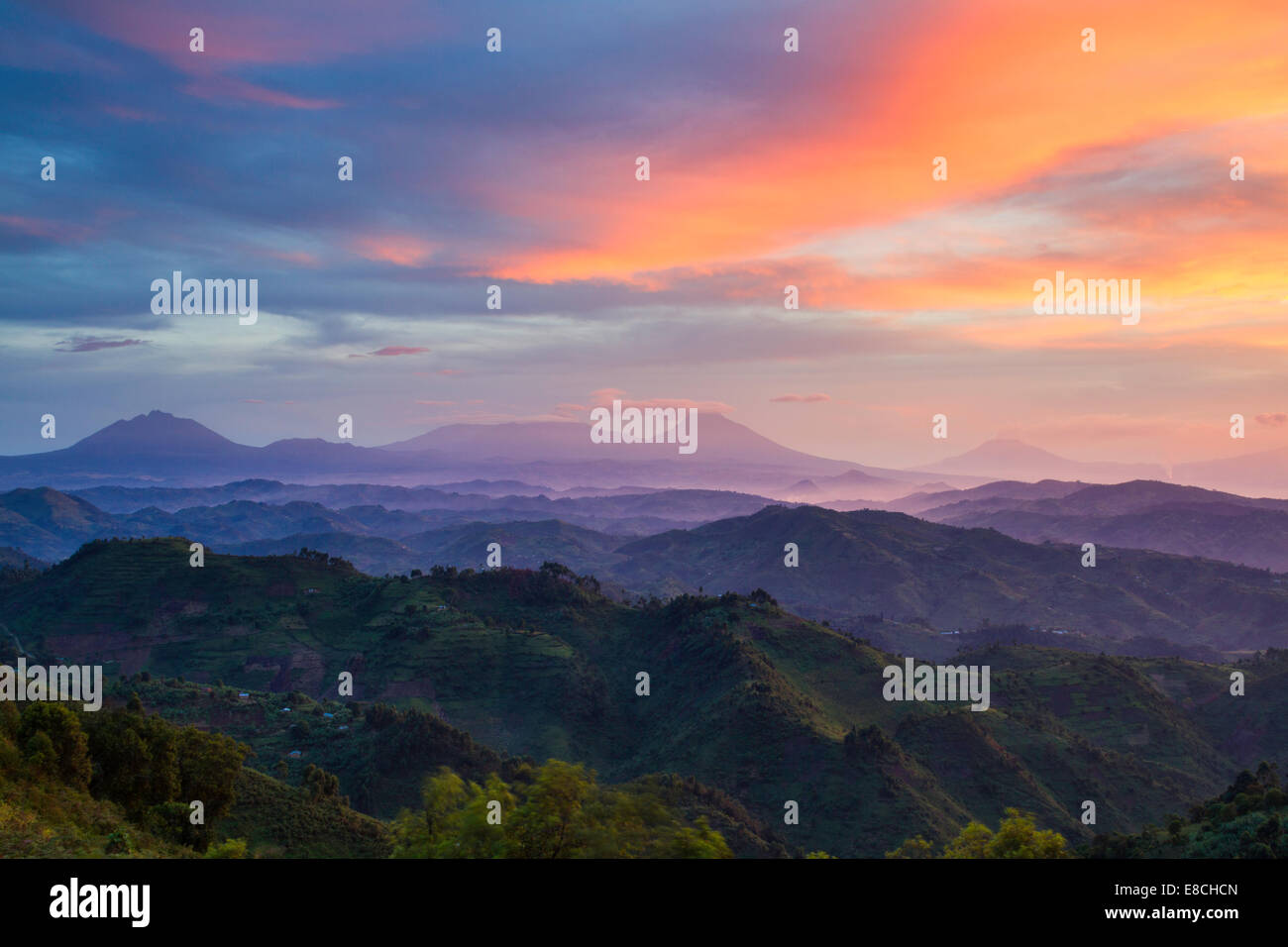 Sonnenuntergang in einem hügeligen Gebiet von Uganda. Stockfoto