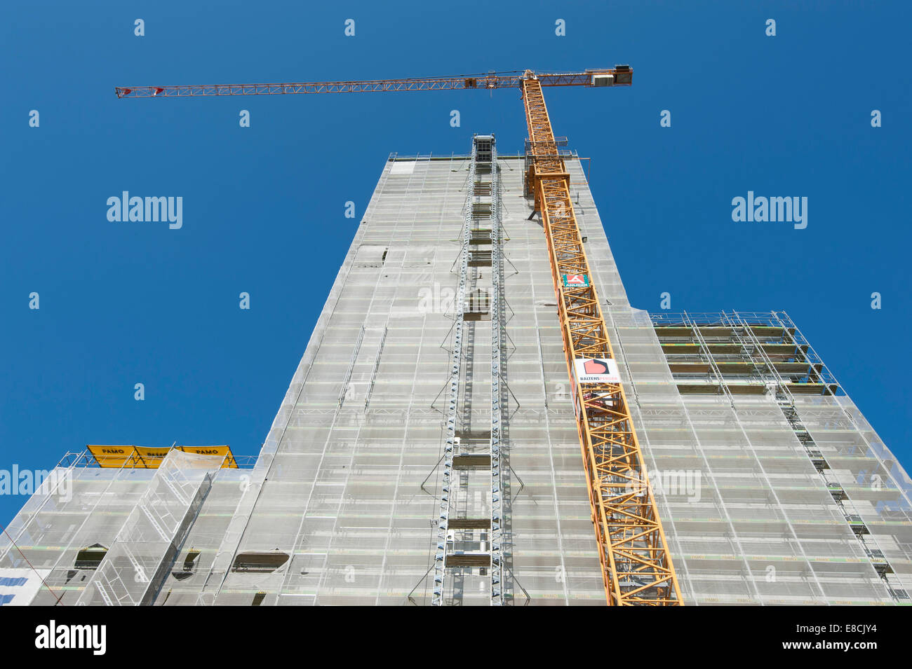 Gerüst und Fassade eines Bürogebäudes im Bau wo Rockwool Elemente für die Wärmedämmung angewandt worden wären Stockfoto