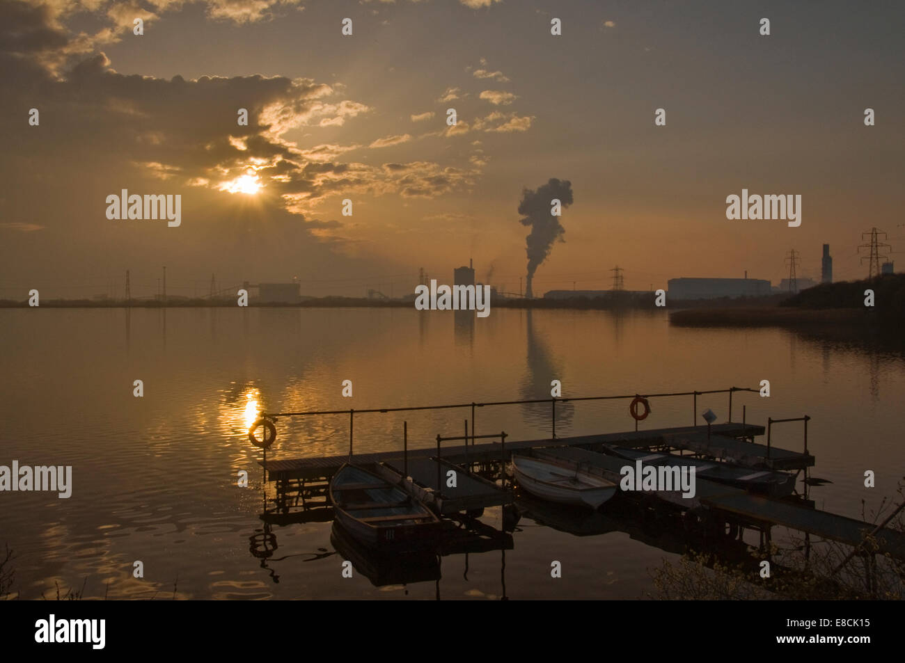 Industrielandschaft. Blick vom Eglwys Nunydd Reservoir in Richtung Port Talbot Stahlwerk. Stockfoto