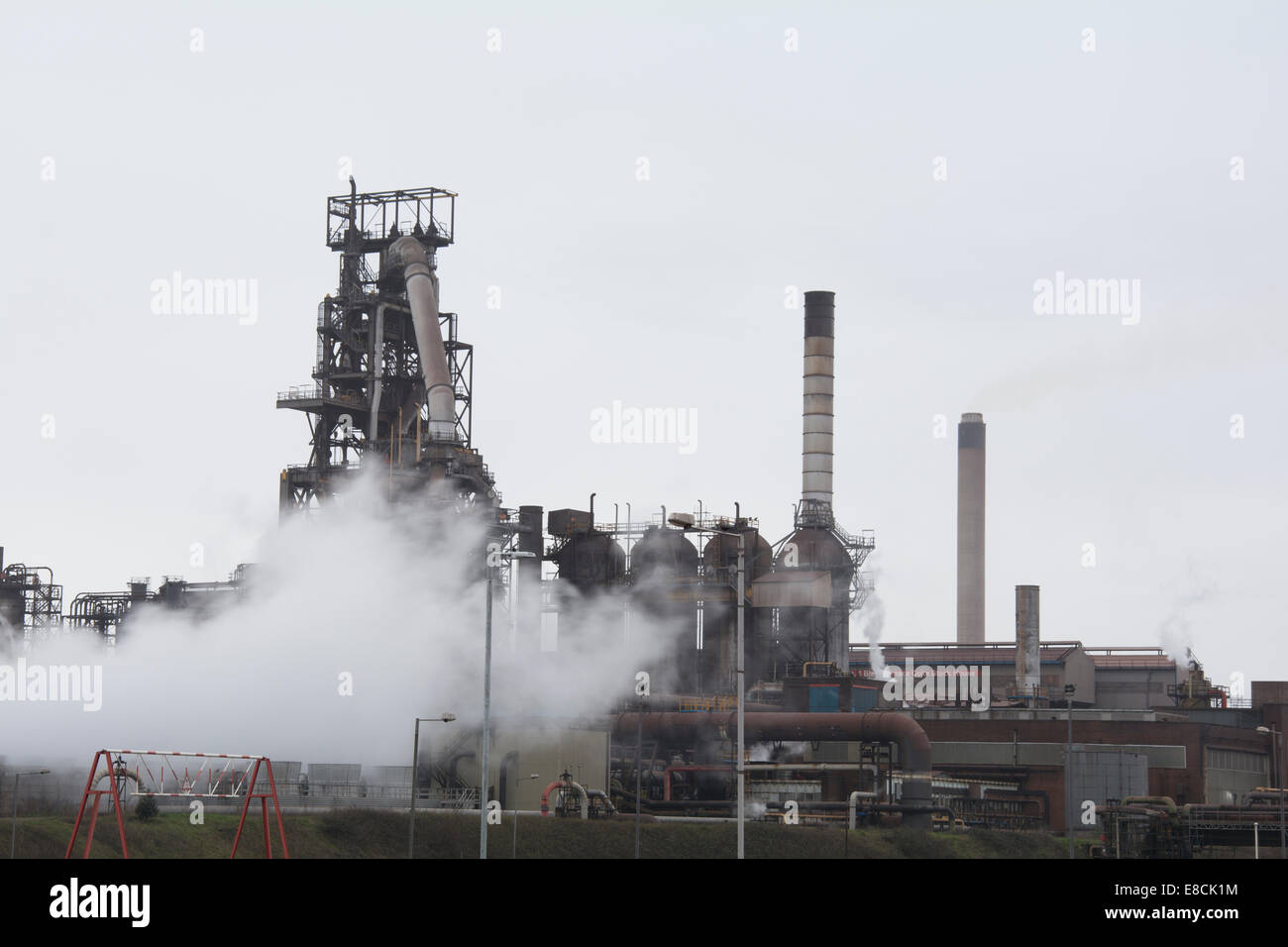 Port Talbot Stahlwerk in Aktion. Industrielandschaft Stockfoto
