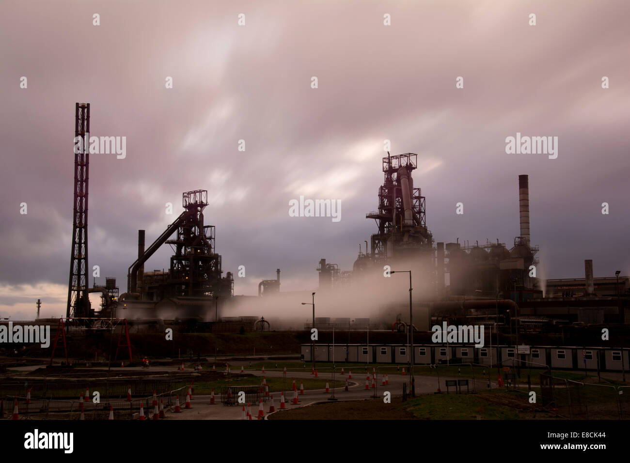 Port Talbot Stahlwerk in Richtung Sonnenuntergang, lange Exposition Stockfoto