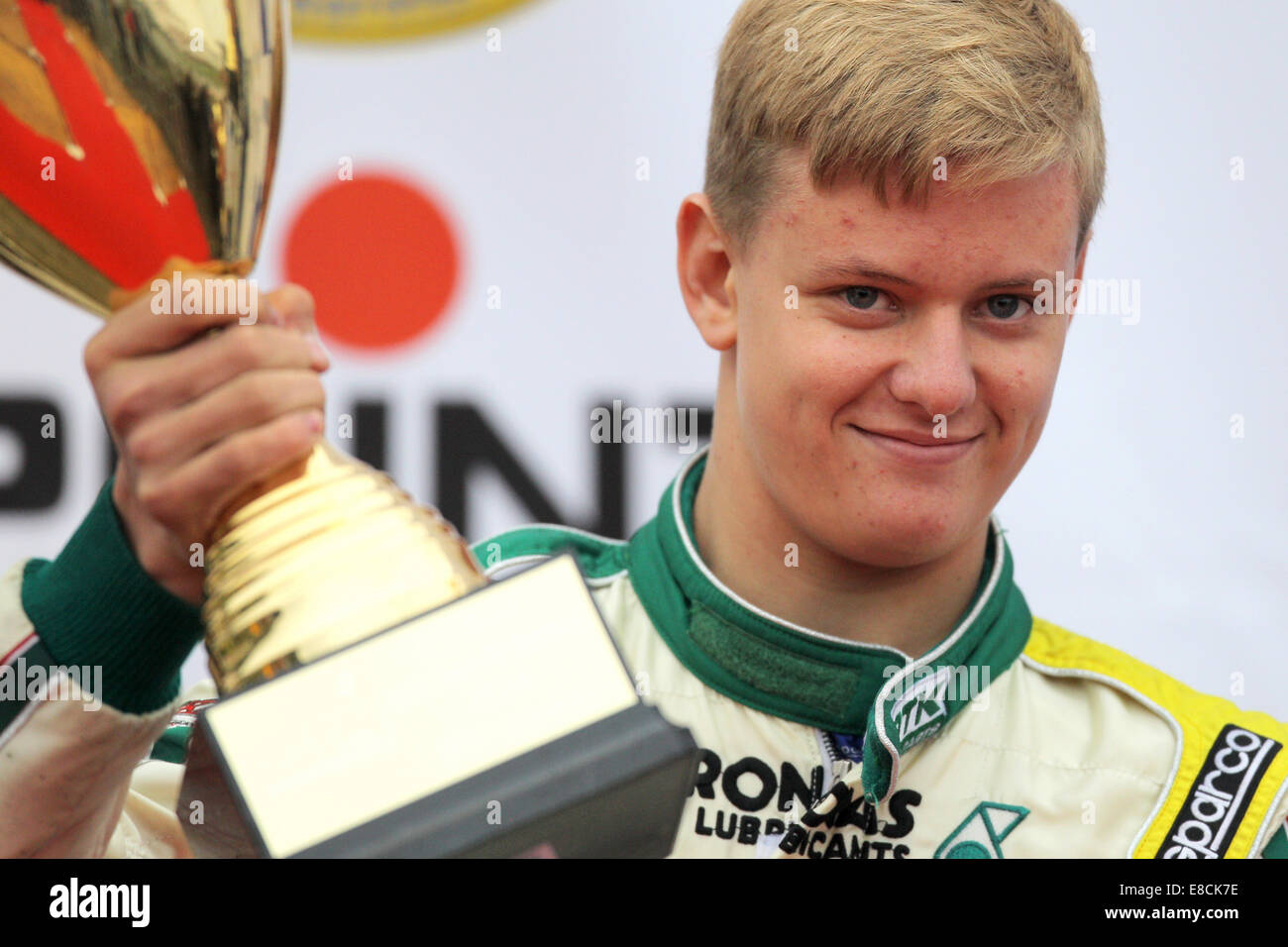 Genk, Belgien. 5. Oktober 2014. Mick Schumacher (2. Platz) Deutschlands, genannt als Mick Junior, aus dem KSM Racing Team stellt mit seiner Tasse während der DJKM Preisverleihung bei der deutschen Kartmeisterschaft am 5. Oktober 2014, in Genk, Belgien. Bildnachweis: Dpa picture Alliance/Alamy Live News Stockfoto