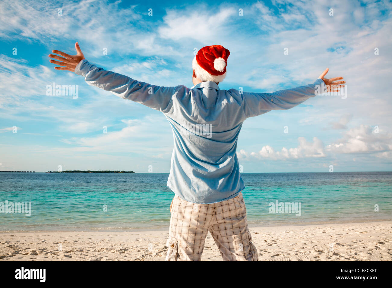 Weihnachtsferien - Mann in Nikolausmütze am tropischen Strand Stockfoto Weihnachtsferien - Mann in Nikolausmütze am tropischen Strand Stockfoto