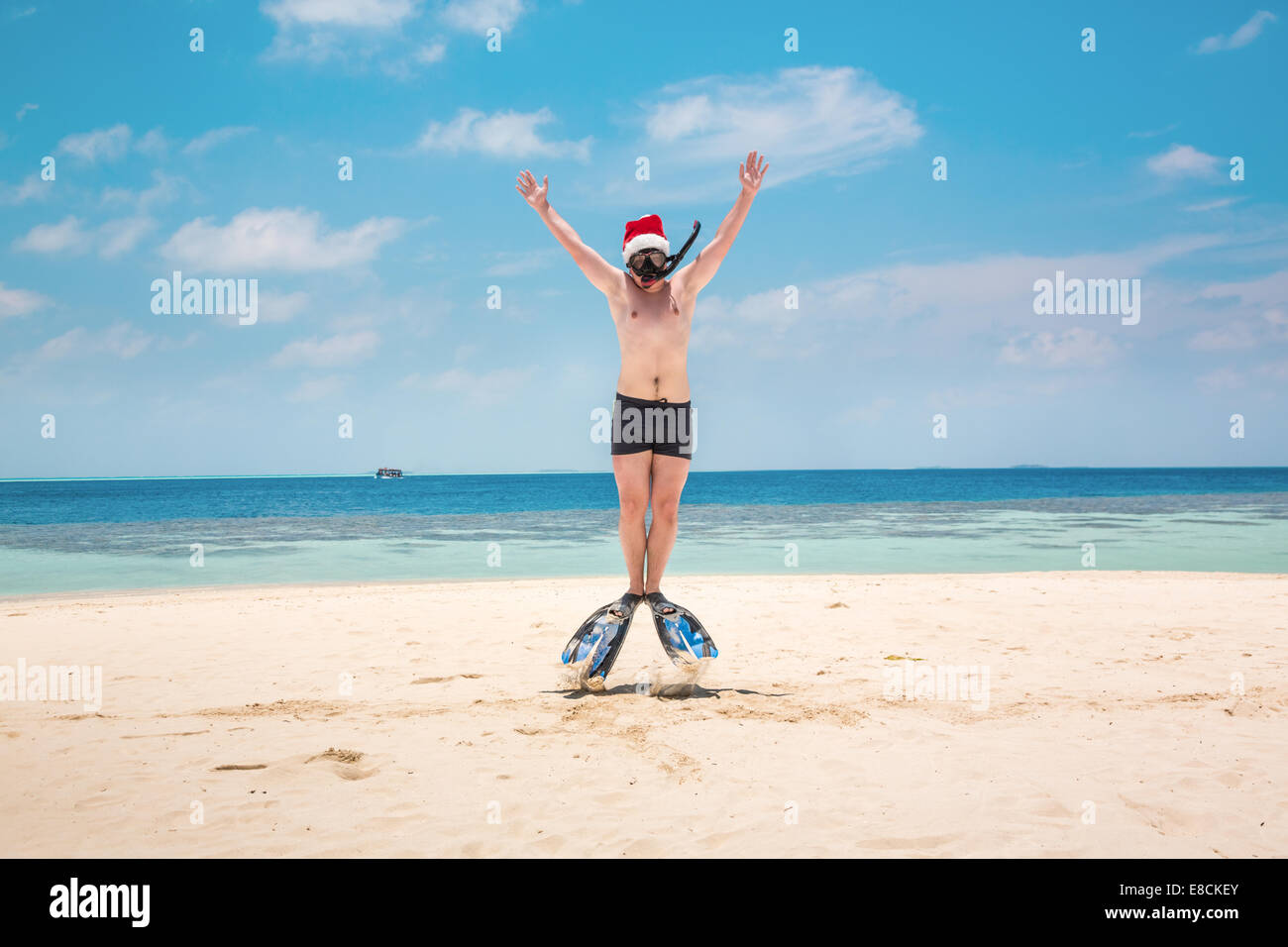 Weihnachtsferien - Mann in Nikolausmütze am tropischen Strand Malediven Stockfoto Weihnachtsferien - Mann in Nikolausmütze am tropischen Strand Malediven Stockfoto