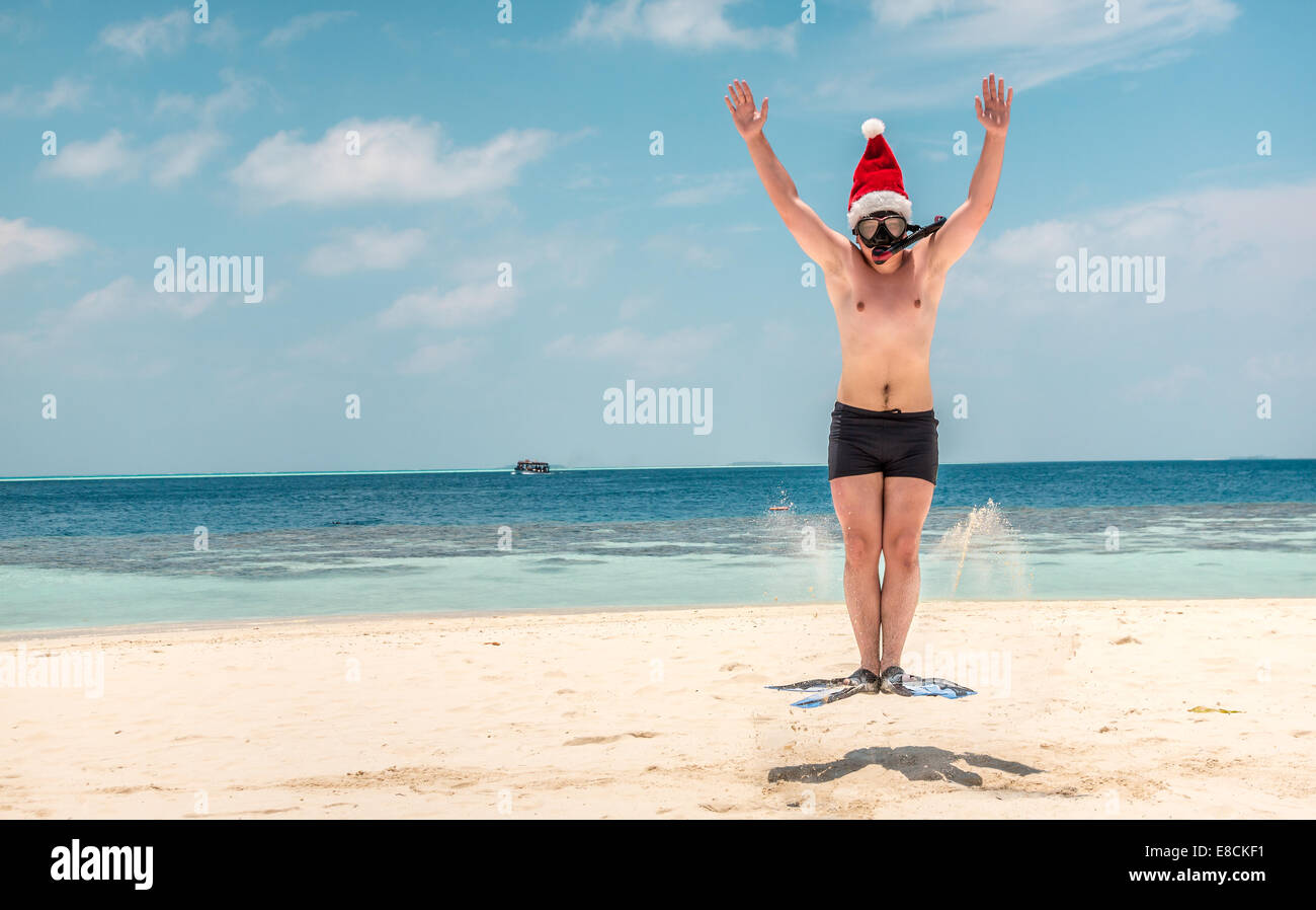 Weihnachtsferien - Mann in Nikolausmütze am tropischen Strand Malediven Stockfoto Weihnachtsferien - Mann in Nikolausmütze am tropischen Strand Malediven Stockfoto