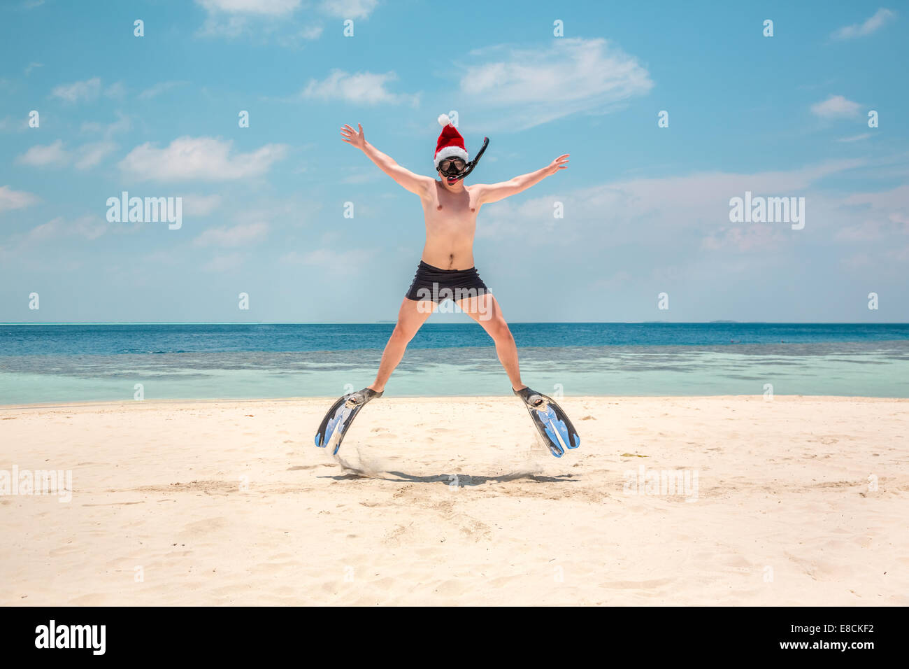 Weihnachtsferien - Mann in Nikolausmütze am tropischen Strand Malediven Stockfoto Weihnachtsferien - Mann in Nikolausmütze am tropischen Strand Malediven Stockfoto