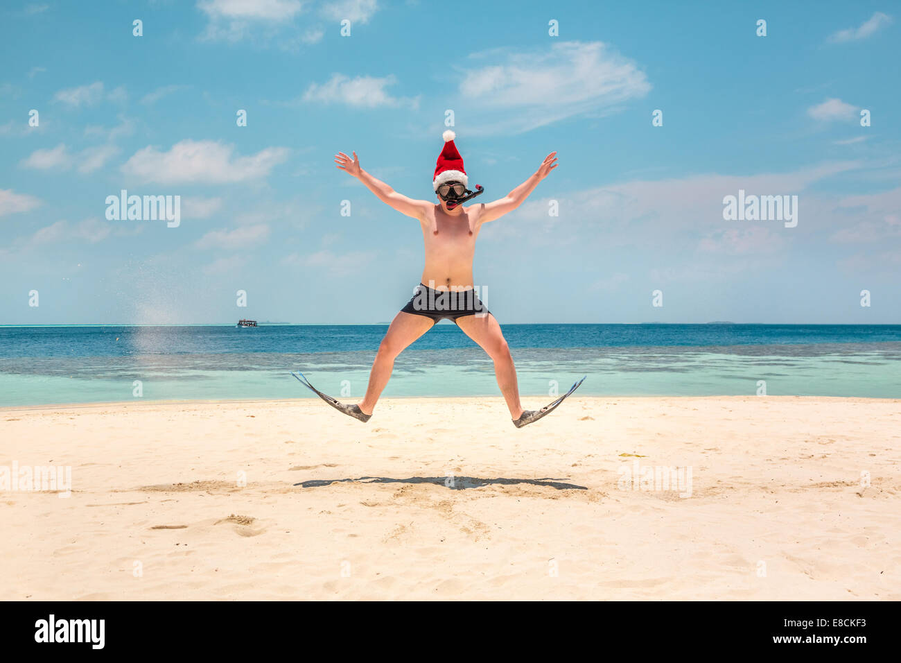 Weihnachtsferien - Mann in Nikolausmütze am tropischen Strand Malediven Stockfoto