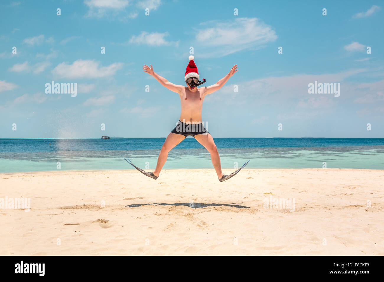 Weihnachtsferien - Mann in Nikolausmütze am tropischen Strand Malediven Stockfoto Weihnachtsferien - Mann in Nikolausmütze am tropischen Strand Malediven Stockfoto