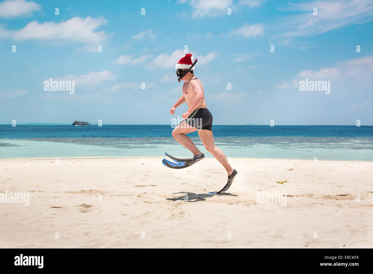 Weihnachtsferien - Mann in Nikolausmütze am tropischen Strand Malediven Stockfoto Weihnachtsferien - Mann in Nikolausmütze am tropischen Strand Malediven Stockfoto