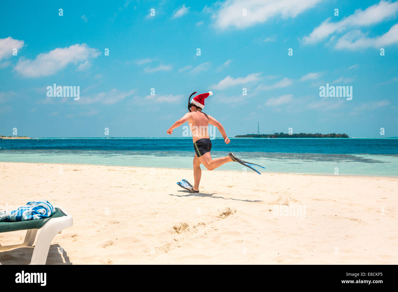 Weihnachtsferien - Mann in Nikolausmütze am tropischen Strand Malediven Stockfoto Weihnachtsferien - Mann in Nikolausmütze am tropischen Strand Malediven Stockfoto