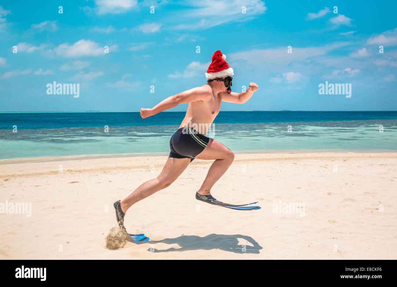 Weihnachtsferien - Mann in Nikolausmütze am tropischen Strand Malediven Stockfoto Weihnachtsferien - Mann in Nikolausmütze am tropischen Strand Malediven Stockfoto