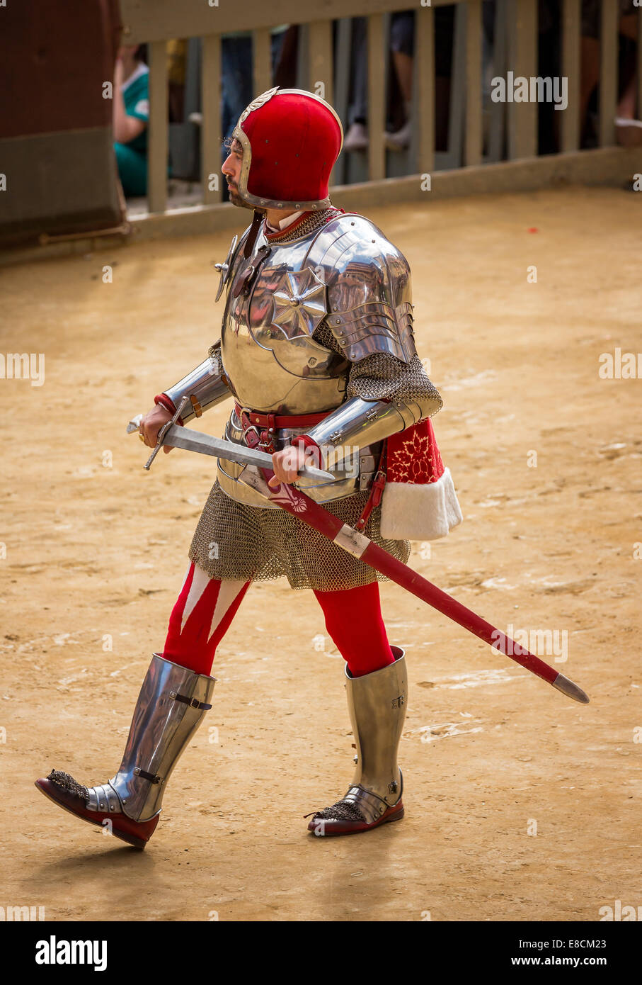 Prozession in historischen Kostümen, Ritter in Rüstung mit Helm, Palio di Siena, Altstadt, Siena, Toskana, Italien Stockfoto