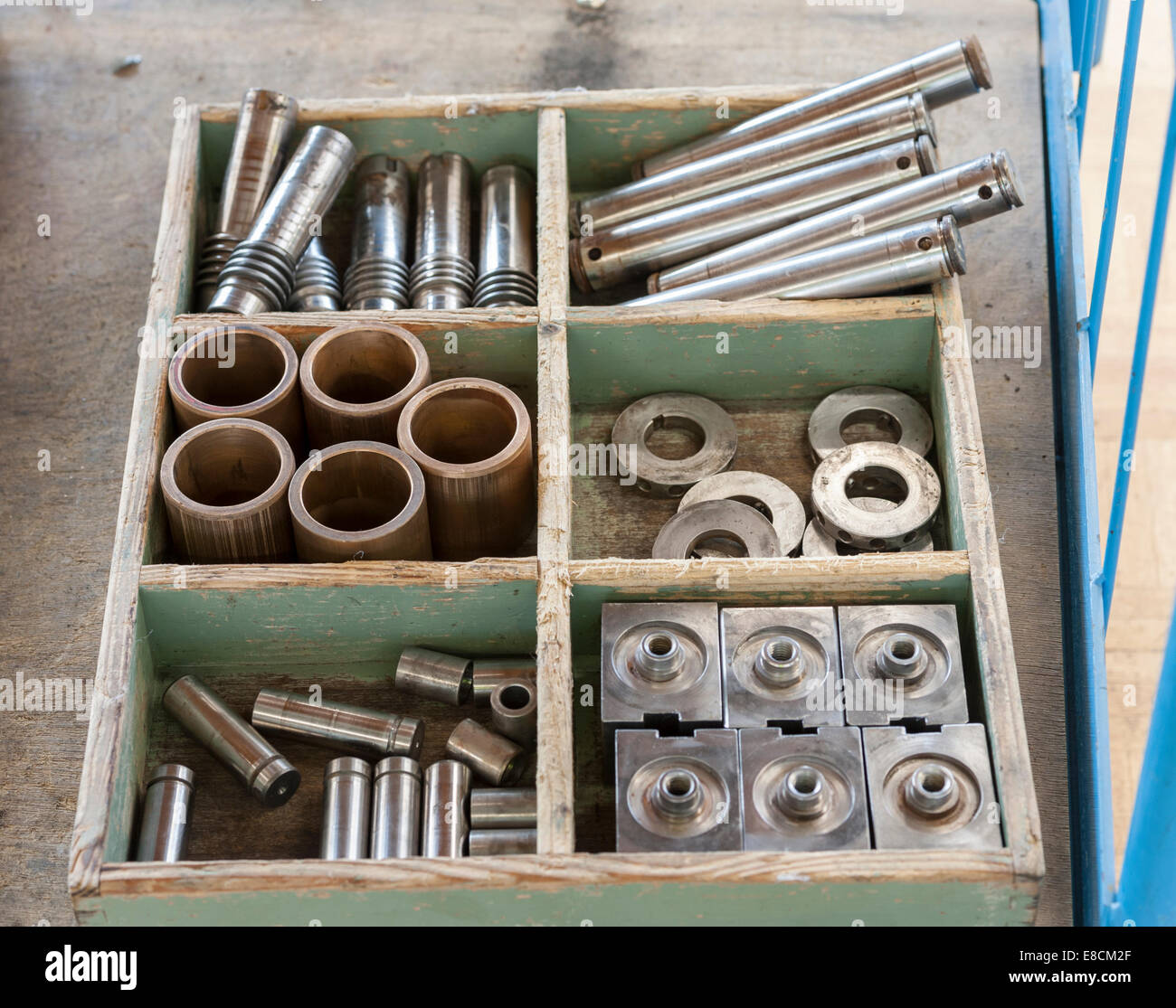 Automobilindustrie Ersatzteile (Stahlwellen und Schrauben) in einer Holzkiste Stockfoto