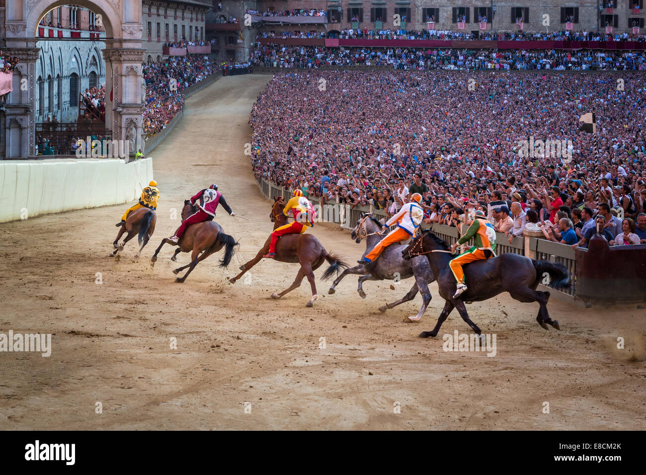 Das Palio di Siena Pferderennen auf der Piazza del Campo in Siena, Toskana, Italien Stockfoto