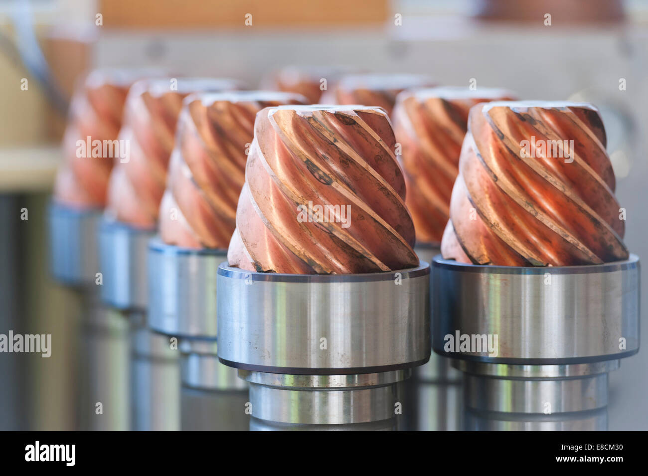 Konische Zahnrad Ersatzteile für Zug Energiesysteme in einem Zug Wartung Parkhaus. Stockfoto