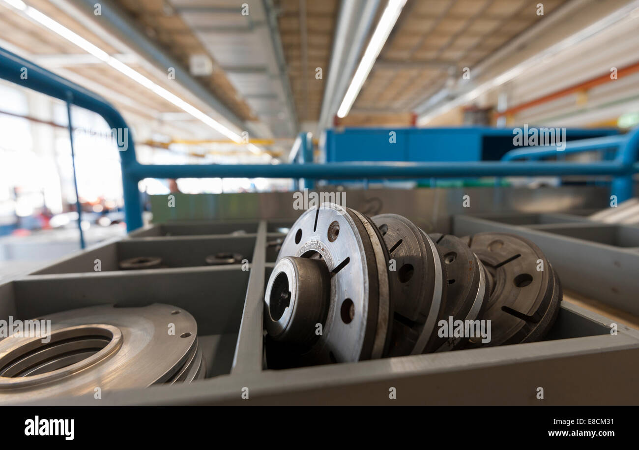 Bremsscheiben für öffentliche Verkehrsmittel Straßenbahn Züge in einer Zug-Wartung-garage Stockfoto