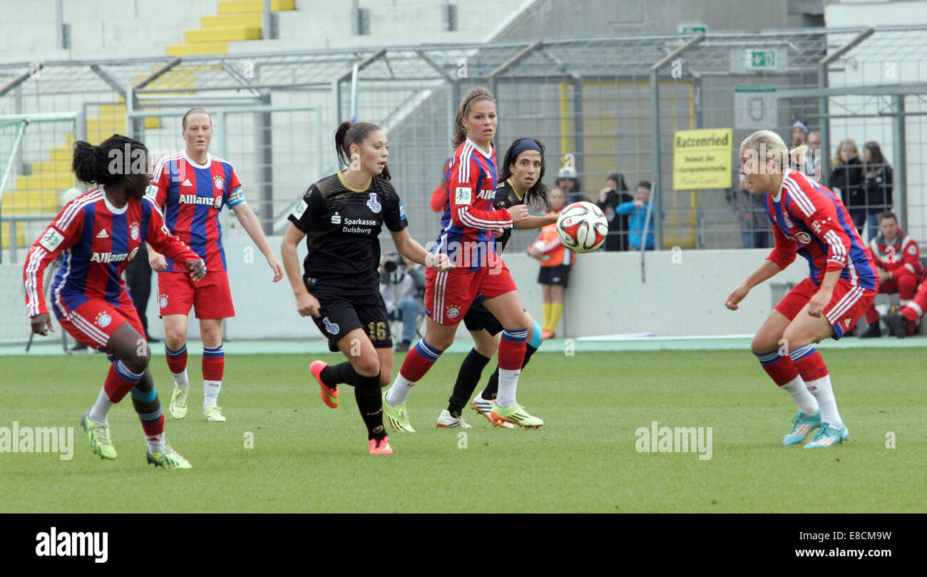 München, Bayern, Deutschland. 5. Oktober 2014. von links vorne 17 Eunicd BECKMANN/Muenchen, 16Carmen PULVER/SUI/Duisburg, 9 Vanessa BUERKI/CH/Muenchen. Deutsche Fußball-Liga, FC Bayern Muenchen Vs MSV Duisburg, Spieltag 6.Muenchen, Stadion an der Gruenwalder Street.onr der Favoriten der WM 93jährige das letzte Team des Tisches von links. Deutsche Fußball-Bundesliga, FC Bayern Muenchen Vs MSV Duisburg, Spieltag 6.Muenchen, Stadion an der Gruenwalder Street.onr der Favoriten der WM 93jährige das letzte Team des Tisches, (Credit-Bild: © Wolfgang Fehrmann/Wolf Stockfoto