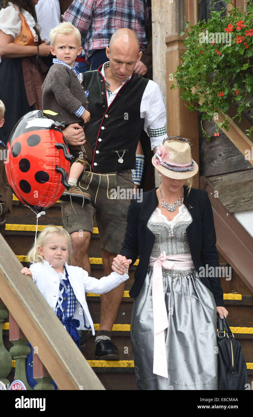 München, Deutschland. 5. Oktober 2014. FC Bayern Muenchen Spieler Arjen  Robben, seine Frau Bernadien und ihre Kinder verlassen die "Kaeferzelt"  während der 181. Oktoberfest in München, Deutschland, 5. Oktober 2014. Das  Bierfest