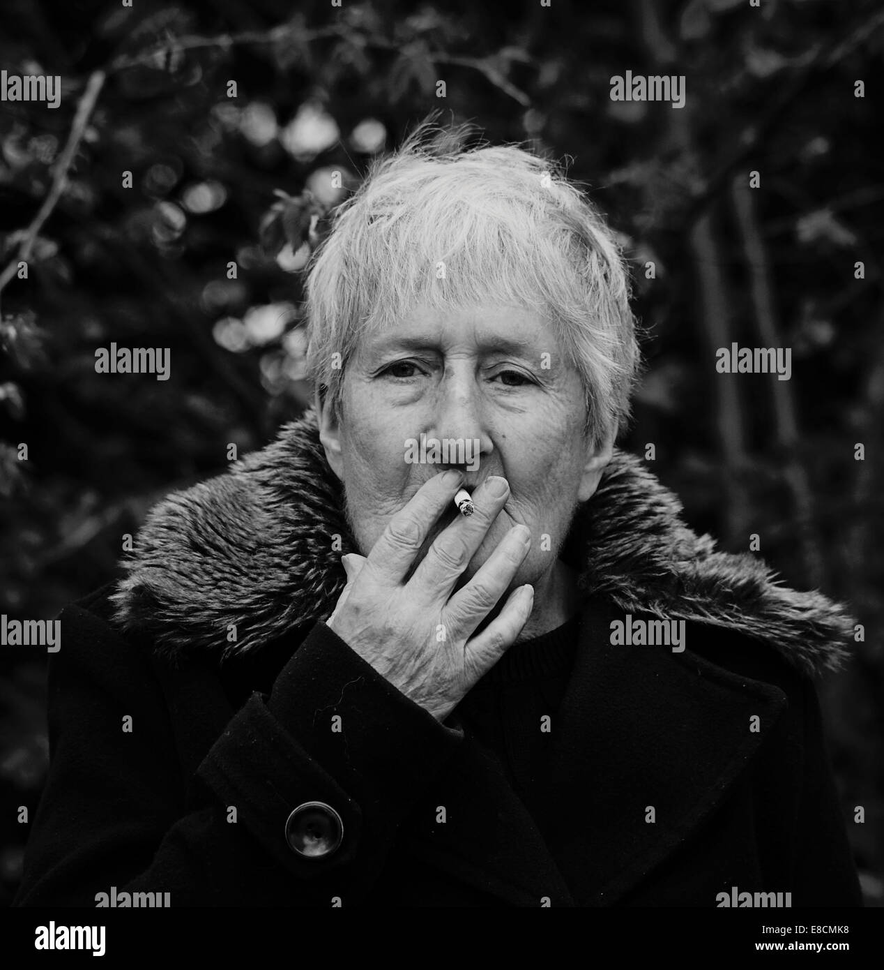 alte Dame Rauchen Stockfoto