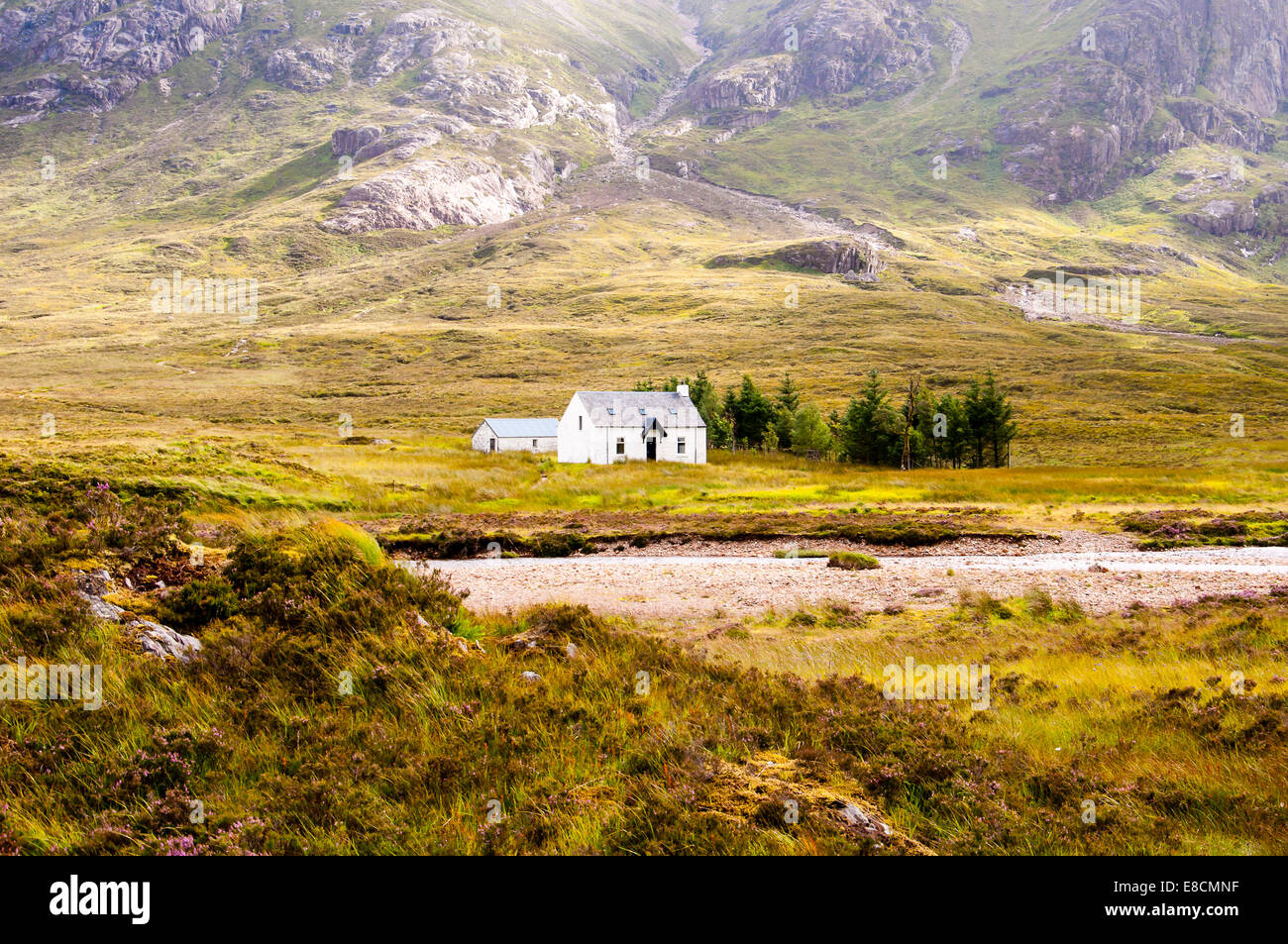 einsame weiße Kabine in den schottischen Highlands in glencoe Stockfoto