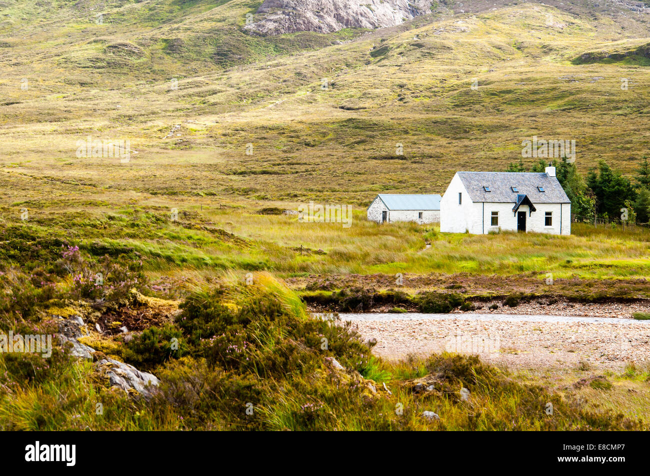 einsame weiße Kabine in den schottischen Highlands in glencoe Stockfoto
